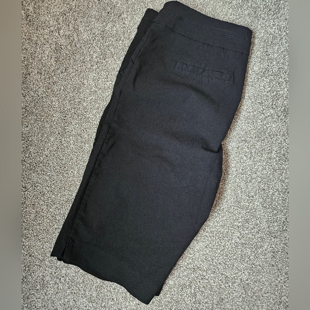 9/10 Reitmans Black Stretch Bermuda Shorts 12" Inseam